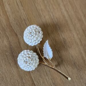 Vtg Bouncy Moving Painted White Dahlia Chrysanthemum Gold Tone Flower Brooch